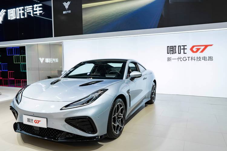 广州321哪吒汽车在智能汽车领域的表现，领途汽车在新能源汽车市场中的影响力